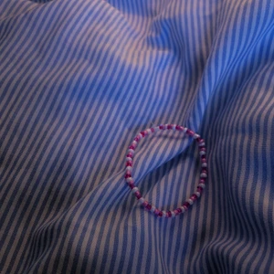 Armband Jasmine  - Lite Barbie känsla på armbandet och är väldigt fint, Elastiskt band så passar alla