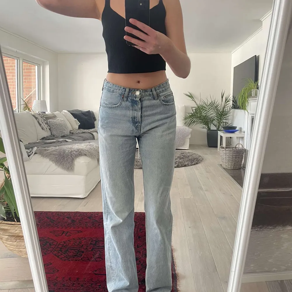 Populära midwaist straight leg byxor från Zara i strl 36❤️. Jeans & Byxor.