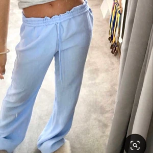 linnebyxor - intressekoll på min blåa linnebyxor från zara. dom är använda fåtal gånger. Skriv för fler bilder (lånad bild) dom har ett litet håll vid smörerna men de syns ej när man hr på sig dom