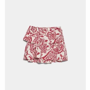 Zara kjol - Säljer min somriga kjol från zara💕 Köpt för något år sedan men är inte använd mycket alls. Kan både mötas upp (Sthlm) Elr frakta❤️