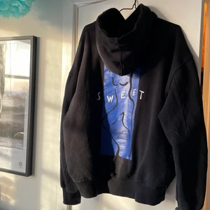 Cool hoddie - Snygg hoddie med coolt tryck på ryggen i storlek S men sitter oversize. Säljes då den aldrig används. Köptes för 599kr, kom med bud