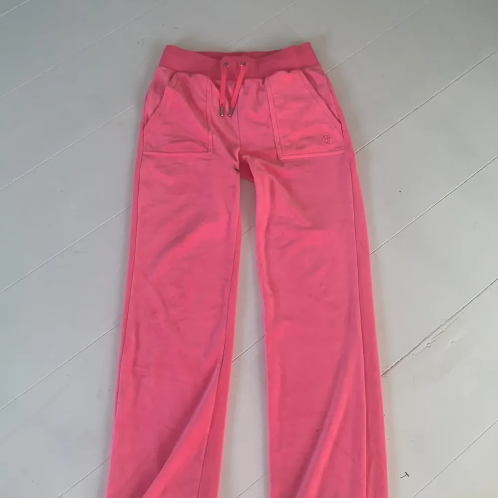 Jag planerar att sälja mina rosa juicy couture byxor. För att de är förstora och passar inte bra på mig. De är nästan helt nya har haft de i 3dagar. Skriv privat om ni vill ha fler bilder❤️. Jeans & Byxor.