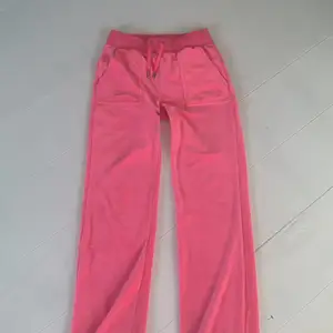 Jag planerar att sälja mina rosa juicy couture byxor. För att de är förstora och passar inte bra på mig. De är nästan helt nya har haft de i 3dagar. Skriv privat om ni vill ha fler bilder❤️