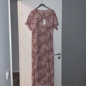 Dry Lake klänning  - Superfin klänning som är helt ny med prislapp kvar. Säljes för att den tyvärr är för lång för mig. Nypris 1099kr