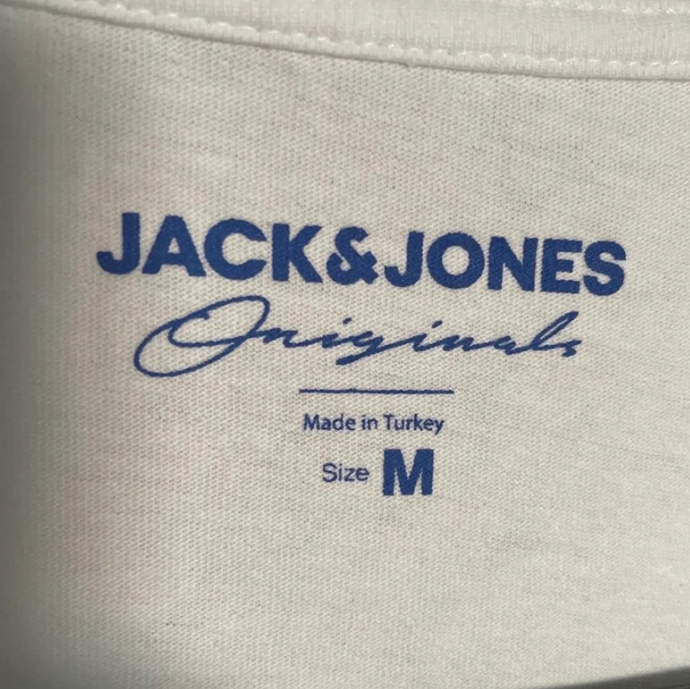 Borsans t-shirt från Jack & Jones till salu då den är helt oanvänd och har lappen kvar. Fantastiskt skick o inga skador, fläckar mm. Passar även kvinnor om man gillar lite oversize💕. T-shirts.