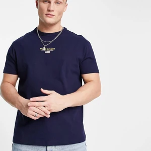 Ralph Lauren T-shirt, Helt ny med tags - Ralph Lauren T-shirt, nypris är 695 KR. Storlekar som finns är XS och S. Tröjorna är helt nya och skickas med tags på.
