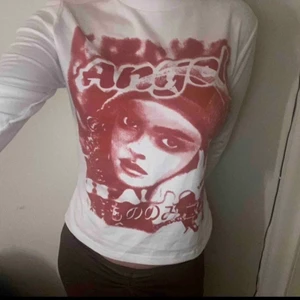 Långärmad tröja - Säljer denna jättefina tröja med tryck🌟köpt från shein i vintras. Knappt använd och i fint material. Är i storlek M men jag skulle säga att det är en S