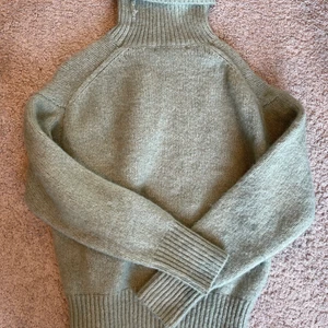 ❗️Grön finstrickad tröja från Zara❗️ - 💕Säljer denna fina stickade tröjan från Zara då jag inte använder den längre. Tröjan är i storlek S och den passar fint till allt. Tröjan är gjord av polyester och alpacka💕 Andra bilden är fel färg men den gröna är samma modell, så den sitter likadant💕