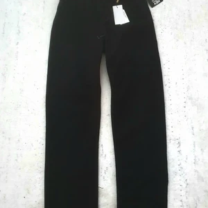 Byxor/pants Nelly - Dessa byxor är storlek 36 och har aldrig använts pga att de är för stora för mig. Ordinarie priset är 599 kr men jag säljer de för billigare. ( den sista bilden är hur den ser ut på) 