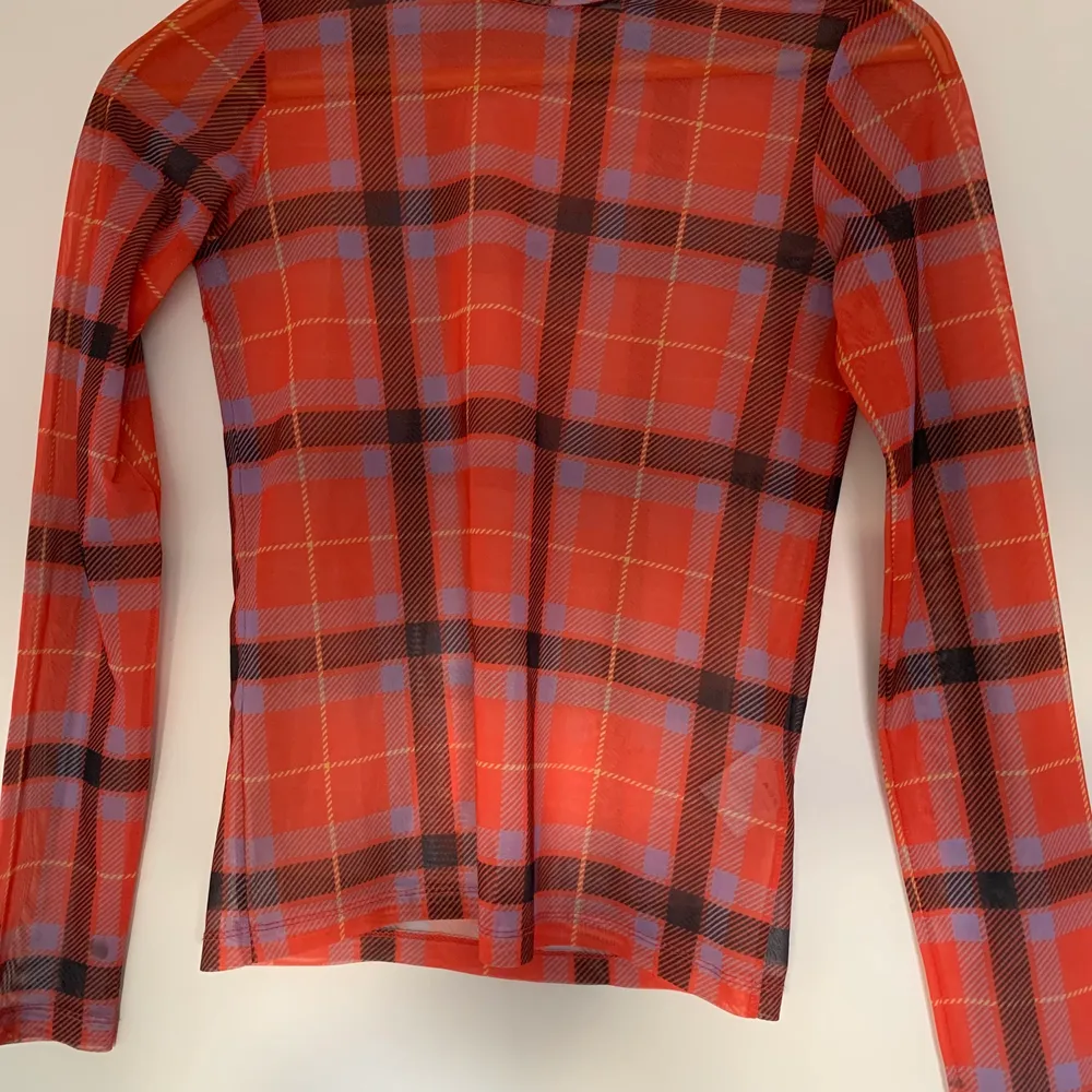 Långärmad tröja i mesh / nät material med fint tartan mönster från junkyard.. Skjortor.