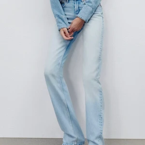 Zara jeans - Säljer mina fina zara jeans i storleken 32! Den har blivit för små i midjan så säljer den nu, ny skick använt typ 5 ggr. Köp diräkt för 300kr