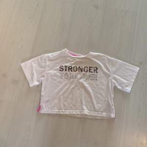 Primark tränings t/shirt färg vitt med svart/Regnbåge text storlek 9 år