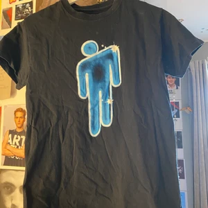 Billie Eilish  - Billie eilish T-shirt som jag har köpt i usa💞 den är i bra skick och använd få gånger🤘