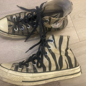 Zebra converse - Supersnygga zebra converse köpta på orginalbutik i LA. Lite smutsiga men kan tvättas, annars snygga slm de är enligt mig!