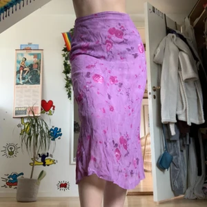 somrig kjol - jättefin midikjol med dragkedja, köpt på secondhand och har inget märke eller storlek men skulle säga M! är highwaist på mig men kan vara lowwaist om man är mindre! fin lilarosa färg med blommor som är perfekt till de nya vädret:)