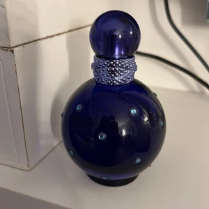 Britney Spears parfym - Britney Spears parfym, midnight fantasy. testad ett fåtal gånger men kommer inte till användning längre.💓 Nypris 475kr