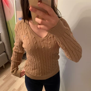 Strl Xs-S - Fin gant tröja i färgen beige som är oanvänt. Den är i storlek xs men passar även ni som har storlek s. Om ni har frågor eller vill har fler bilder så är det bara och skriva till mig 😊