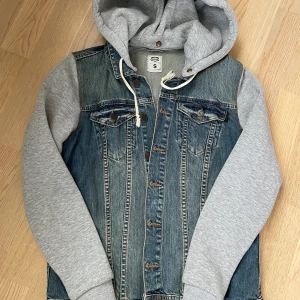 Jeansjacka i stl S! Nyskick - Fin jeansjacka i stl S. Nyskick då den knappt är använd!  Djur och rökfritt hem. Går att hämta i Uppsala eller så kan jag skicka mot porto! 