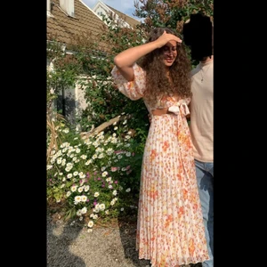 Sommar klänning  - Intressekoll❤️ Tänkte se om någon är intresserad av denna super fina sommarklänningen perfekt till midsommar! 