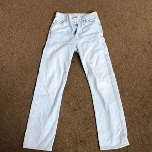 Rowe jeans  - Jeans från weekday i modellen rowe. Storlek 25/30. Bra skick