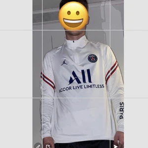 Vit Paris Kofta  - Psg kofta Storlek L/ 180 Cm , bra skick 10/10  använt den 3 gånger , köpt på JDsports för runt 1000kr och vill sälja den för 800kr pris kan också diskuteras , jag väljer att sälja den pågrund av att den är för stor  