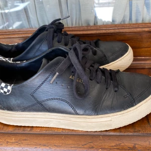 Axel Arigato strl 37 - Superfina Axel Arigato strl 37. Superfint skick. Sulan är beige, inte vit. Hämtas i Enskede eller möta upp i stan. Kan även skickas. 550 eller bud med rätt att neka.