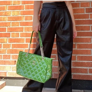 Skinnbyxor - Säljer dessa assnygga skinnbyxorna från Nasty Gal då de inte kommer till användning längre. Storleken är 34, men jag skulle säga att de är mer åt 36 håller. Dom sitter hur bra som helst på mig som är strlk 36, men passar dock nog även 34 och liten 38!☺️ Köpare står för frakt eller så kan jag mötas i västerås!💞