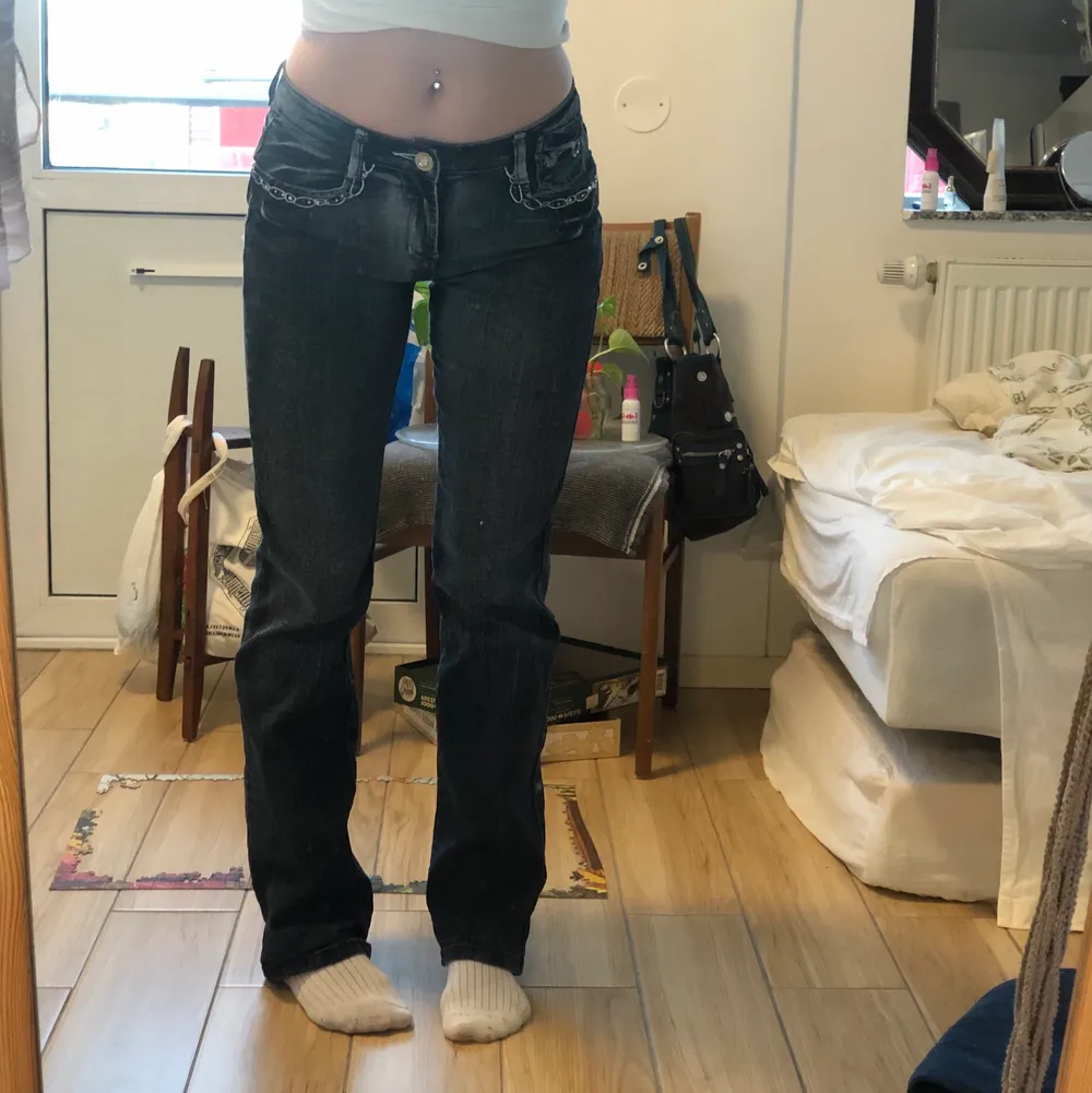 Grå/svarta jeans med så fina broderade detaljer och stenar!! De är lite stretchiga❤️‍🔥 kommer aldrig till användning tyvärr! Passar mig perfekt som är 168 och brukar ha ca 30 tum i jeans<3. Jeans & Byxor.