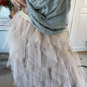 Sommar kjol - Världens fluffigaste och coolaste kjol. Använd ca 1-2 gånger. Stretchig 