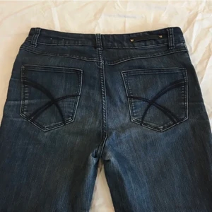 y2k jeans - coola vintage straight leg jeans från flash med fina detaljer! Kommer inte till användning längre så säljer vidare. Lånad första bild. Funkar lågmidjat/midwaist beroende på önskad passform och dina mått! Mått: Midja: 78-80 cm, Innerbenslängd 76 cm. (Är för långa på mig som är ca 160cm) Köparen står för frakt❤️