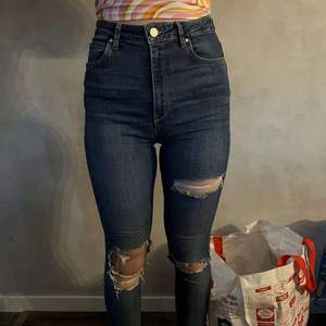Håliga Skinny jeans storlek liten 38 (som S) knappt använda 