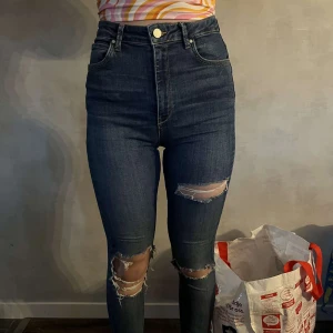 Skinny jeans - Håliga Skinny jeans storlek liten 38 (som S) knappt använda 