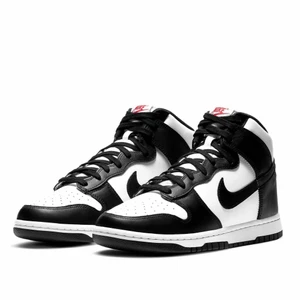 Nike Dunk High Black White Pandas - Nike Dunk High Black White Pandas, då dem inte kommer till någon användning. Köpte från Pardonmykicks Göteborg. Storlek 36.5 (stora i storleken) pris kan diskuteras. 