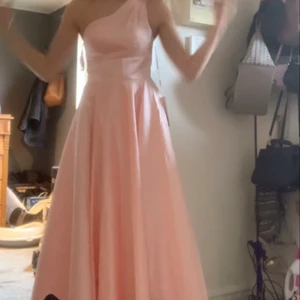 Balklänning  - Så himla fin balklänning i världens finaste färg. 😍😍 Köpt på jjhouse, modellens artikel nummer är #187201 i färgen pearl pink.  Har många fler bilder bara att fråga! Endast testad och inga fel på klänningen. Priset kan diskuteras