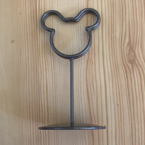 Bildhållare  - Mussepig foto hållare jag köpte i Danmark för några år sedan  ( den är i metall)