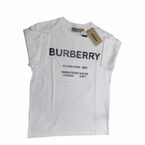 Burberry t-shirt - Oanvänd burberry t-shirt med tags och dust bag