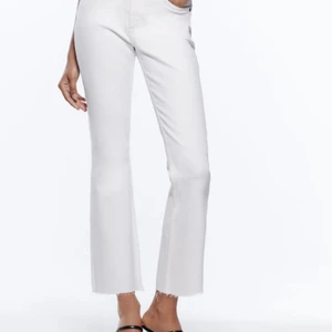 Vita korta flare jeans zara - Säljer dessa jeans från zara som är sååå snygga till sommaren! Säljer dö jag ej får dem över rumpan hehe (därav ingen bild med dem på tyvärr). Men de sitter precis som på bilden! Jag är 160 och de är korta på mig så man ser ankeln, men inte lika mycket som på bilden. Strl 34 och passar en xs, möjligtvis liten s. Frakt på ish 50 tillkommer😋