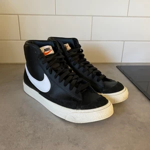 Nike Blazer ’77 - Säljer att par Nike blazers i storlek 42 som endast är använda vid ett fåtal tillfällen. Nypris: 1100 :- och säljer de för: 400 :-