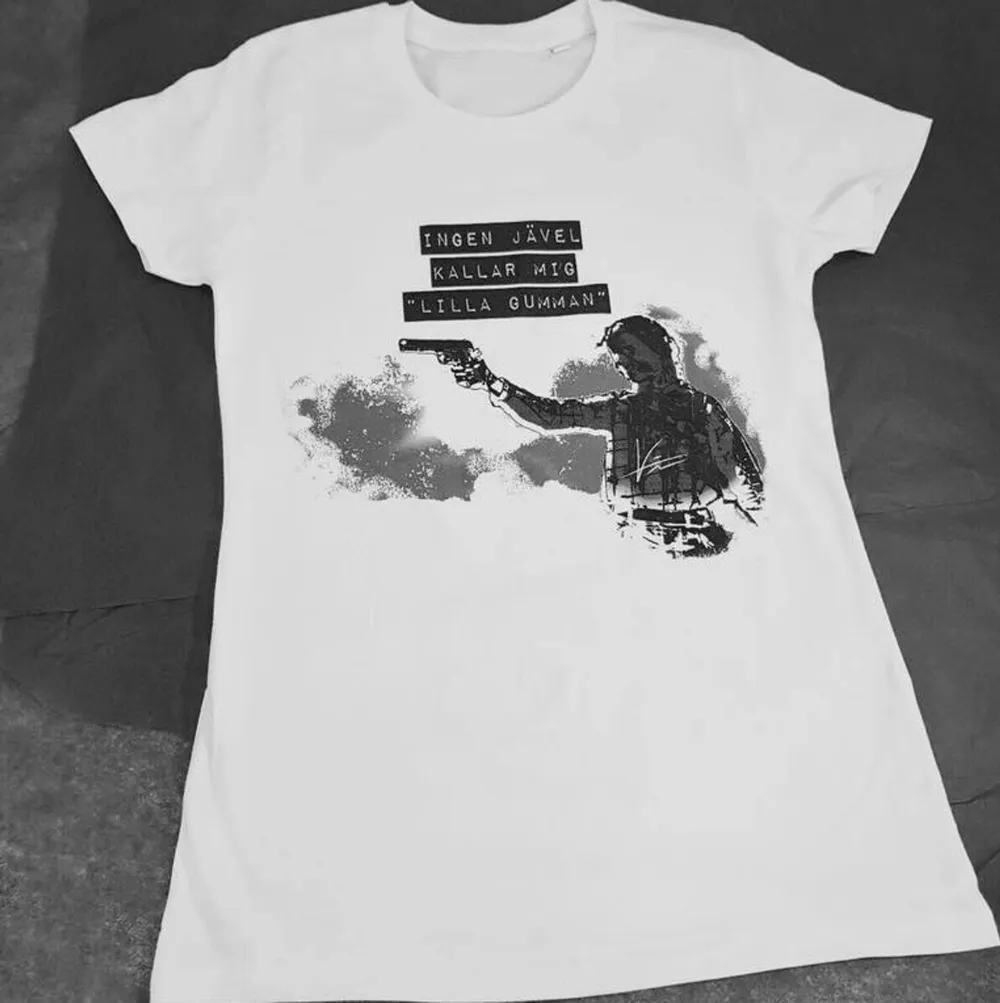 Härlig T-shirt med texten ”ingen jävel kallar mig lilla gumman”. Köpt för 299 kr. Tight/formsittande T-shirt. Storlek medium.. T-shirts.