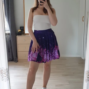 Galaxy kjol - Resår i sidorna för bättre passform och bekvämlighet. Dragkedja och knapp i bak. Använd fåtal gånger, fint skick. Står L, men jag skulle säga S/M