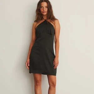 Svart satin klänning - Svart satinklänning från NAKD, skitsnygg och passar till alla tillfällen, aldrig använd och lappen finns kvar