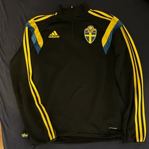 Adidas Sverige träningströja  - Skit snygg Adidas tröja som kan användas både i fashionabla stilar samt träningströja  säljer den för att jag har massa nya tröjor 