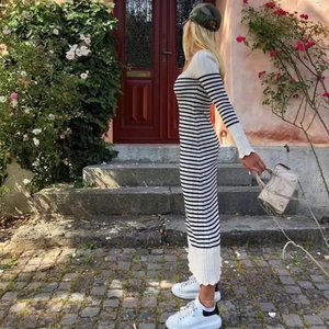 Söker randig zara klänning  - Söker denna randiga zara klänningen! Hör av er om ni har klänningen så kan jag diskutera mitt pris då!❤️