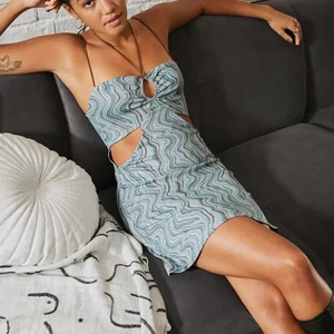 Klänning - Säljer denna glittriga klänning då den är lite för stor för mig, aldrig använd och prislappen sitter kvar 🥲 Köpt för 550kr (Första bilden är lånad) Köparen står för frakt!