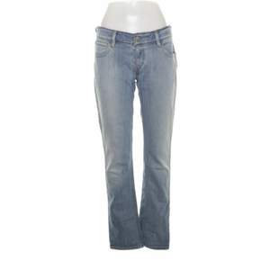 Sjukt snygga levis jeans. Är i storlek 31/34, men de är små i storleken och skulle säga att den passar en 28 i midja. Säljer för 100kr. 