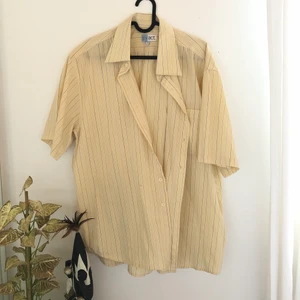 Randig skjorta - Randig skjorta i storlek L, knappt använd. 40kr+frakt❤️