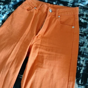 H&M twill byxor - Helt oanvända, färgen är inte lika vibrant som på bild, passar perfekt för en vanlig xs / 32. Org pris: 149 kr