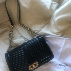Rebecca minkoff - Ja tänkte nu sälja min fina Rebecca minkoff väska i storlek medium💗 den är köpt på raglady här i Göteborg för 4000 kr. väskan är i fint skick! de ända är att de finns lite spår av smink på insidan från smink borstar som man kan se på bild 2 men absolut ingenting som gör något enligt mig💗Väskan är 25 cm bred Och 12,5 cm djup 😊🥰 köparen står för frakten! 