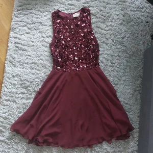 Klänning för fest och bröllop - En jättefin klänning från lace and beads. Hade köpt klänningen för en bröllop men inte haft på mig den då klänningen passade ej till bröllops temat. Så klänningen hang sedan dess bara i min garderob