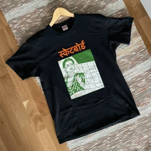 Supreme tee M - Svart supreme. Knappt använd. Cond 9/10